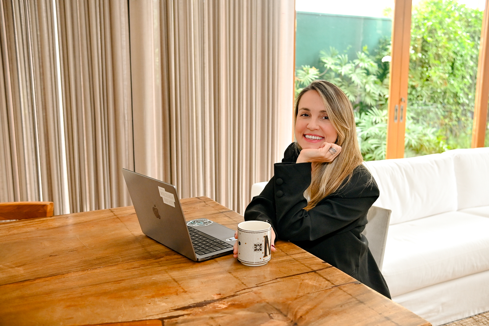 Marcela Lima em ambiente profissional com laptop